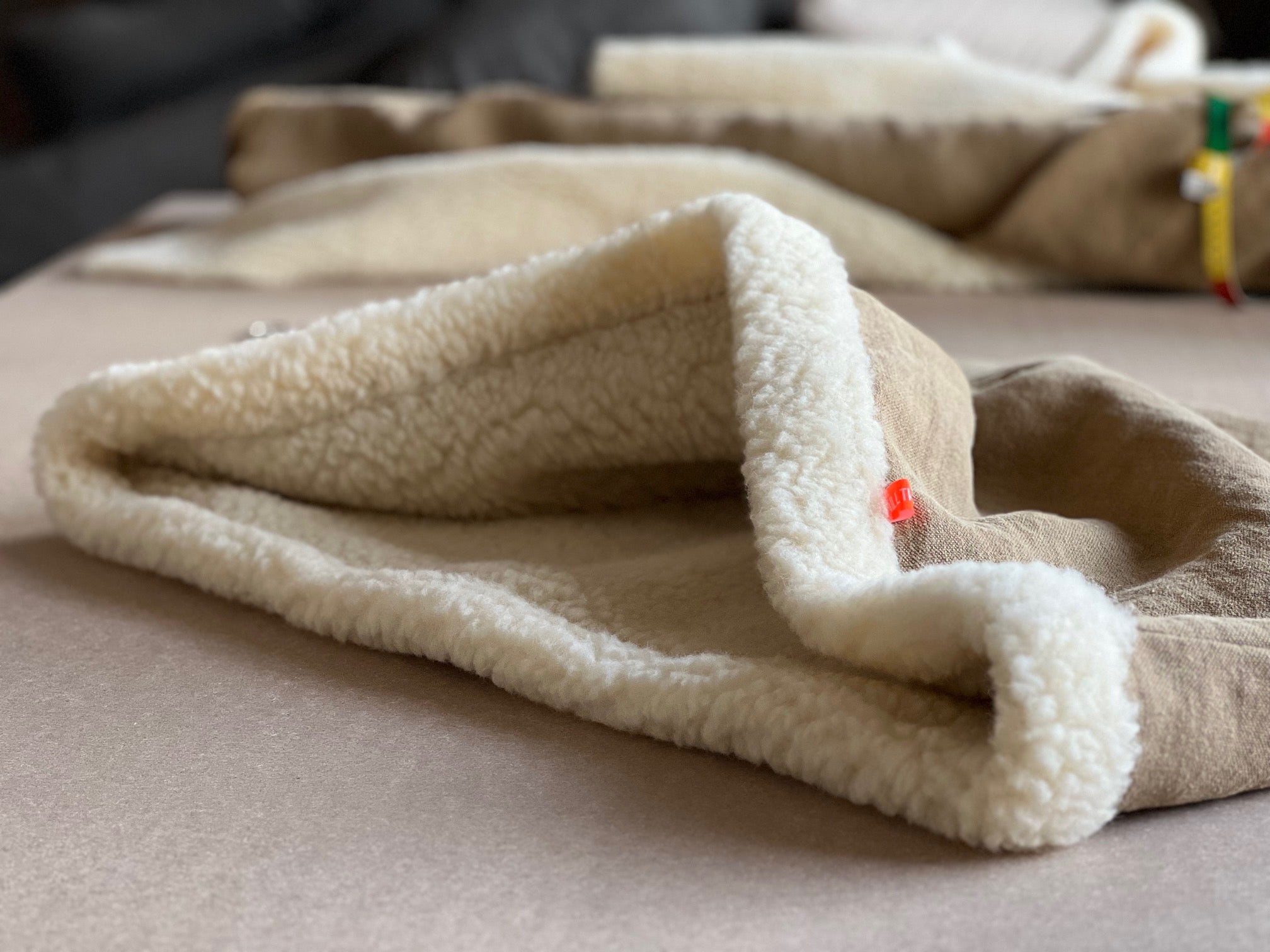 Hundehöhle Wollbude – natürlicher Hundeschlafsack und Rückzugsort aus Schafwolle und Bio-Hanf für kleine Hunde