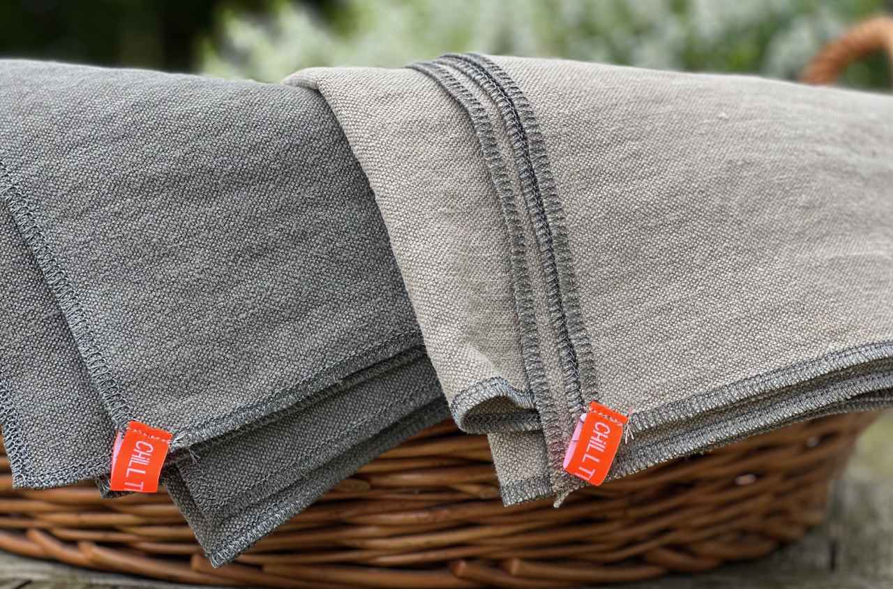 Hundedecke XXL (220 x 140 cm) aus Bio-Hanf – Allzweckli, 60 °C waschbar, robust & antistatisch; Haare setzen sich nicht fest.