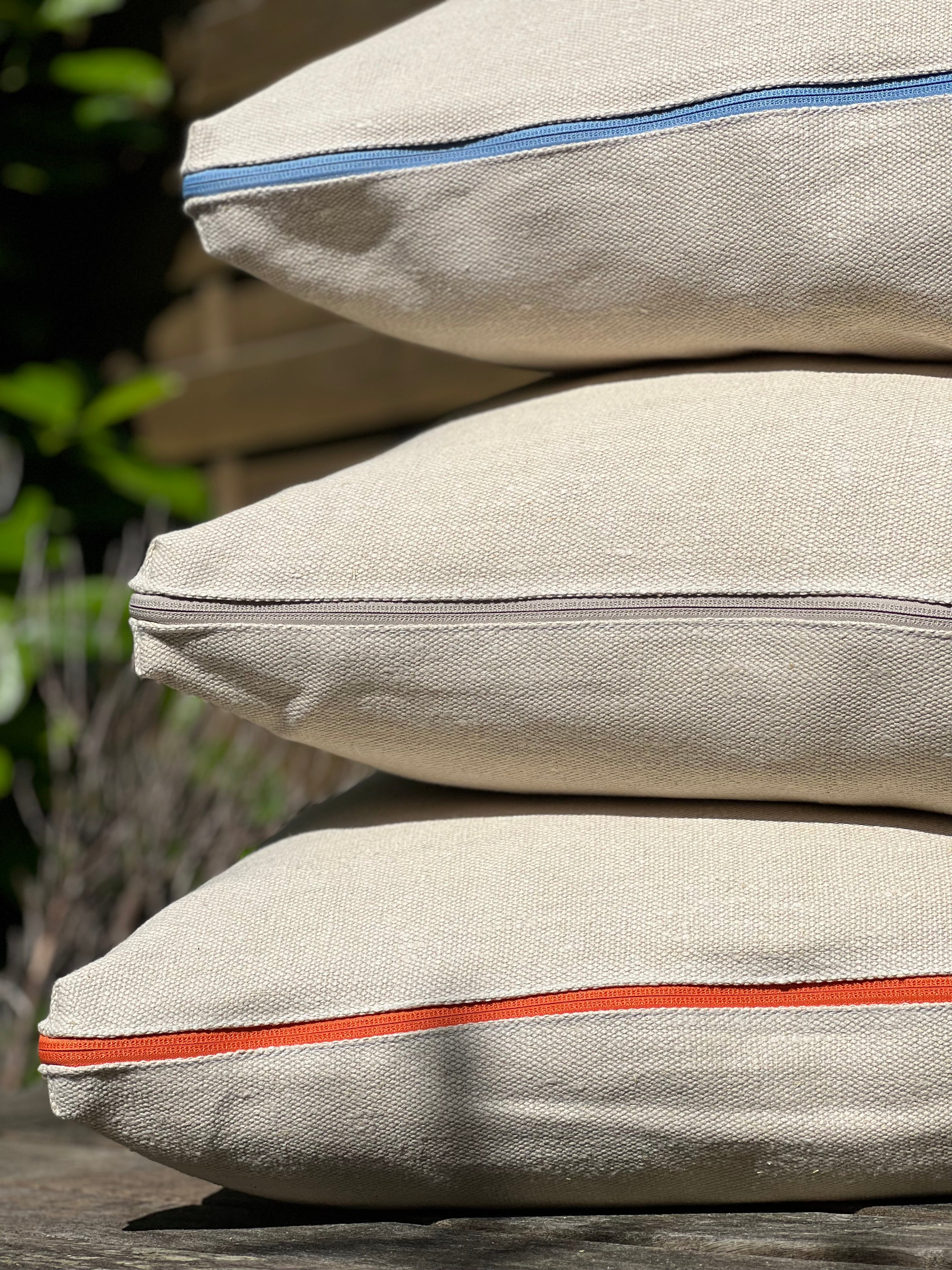 Hundekissen aus nachhaltigem BIO-Hanf und GOLS-zertifizierten Latexflocken – fördert entspannte Schlafpositionen.