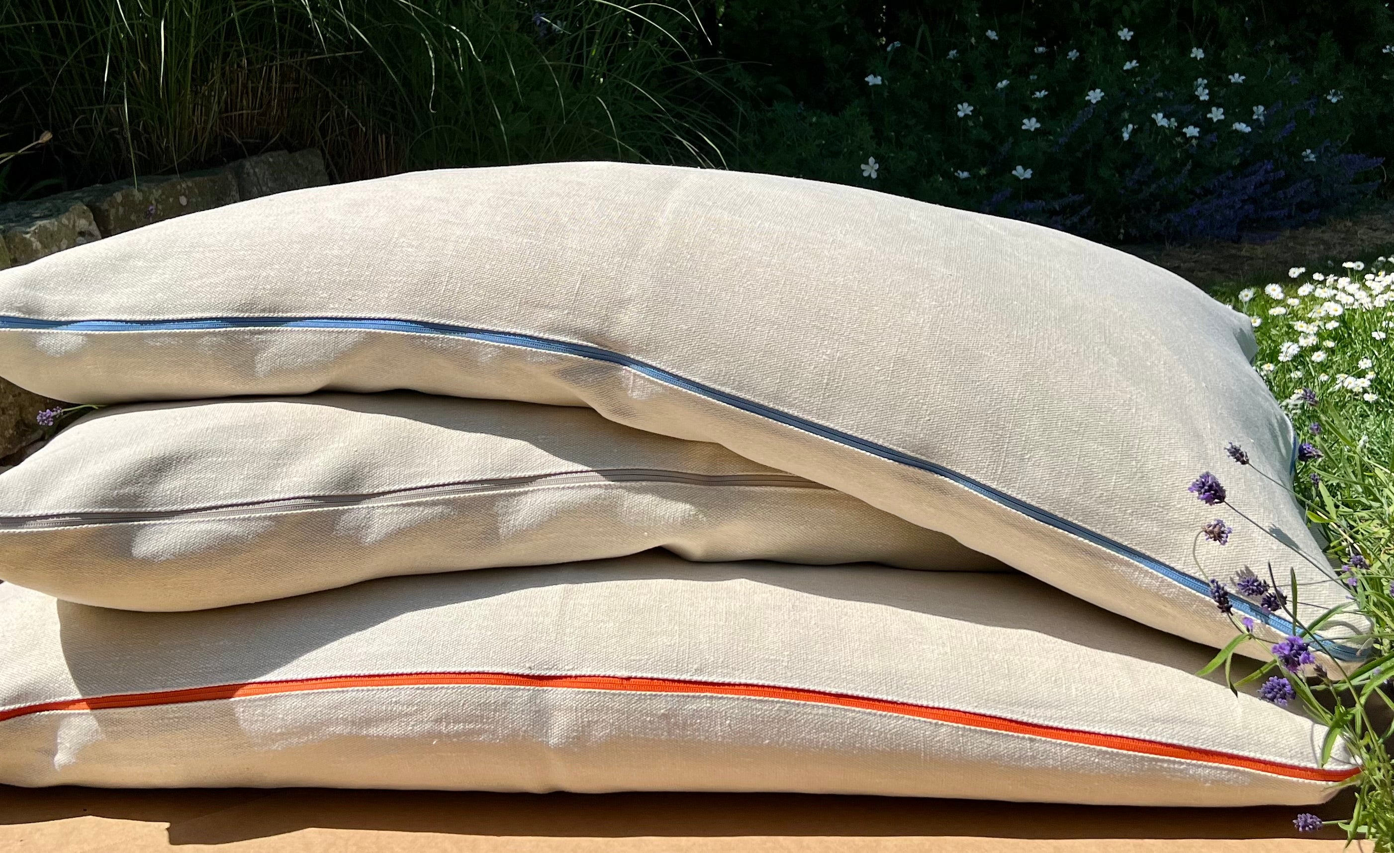 Orthopädisches Hundekissen Bootsmann – gefüllt mit GOLS-zertifizierten Latexflocken. Farbe: Ecru (helles  beige). Für Hunde mit schmerzenden Gelenken.