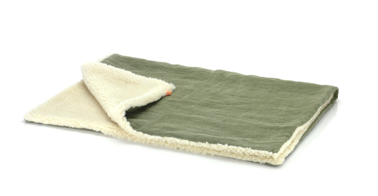 Hundedecke für unterwegs halb aufgeklappt – Hanfseite sichtbar, ideal als Autoauflage