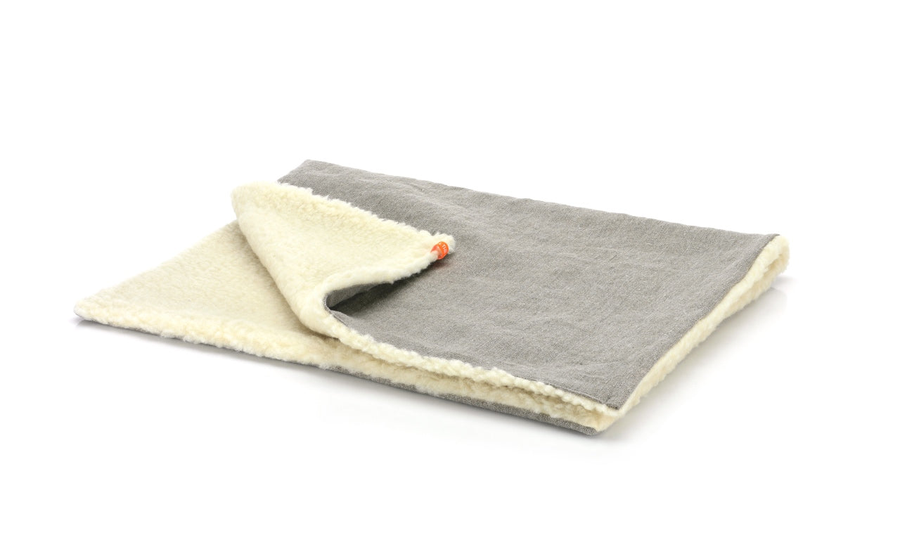 Weiche Schafwollseite der Hundedecke für unterwegs, Nahaufnahme Fellstruktur