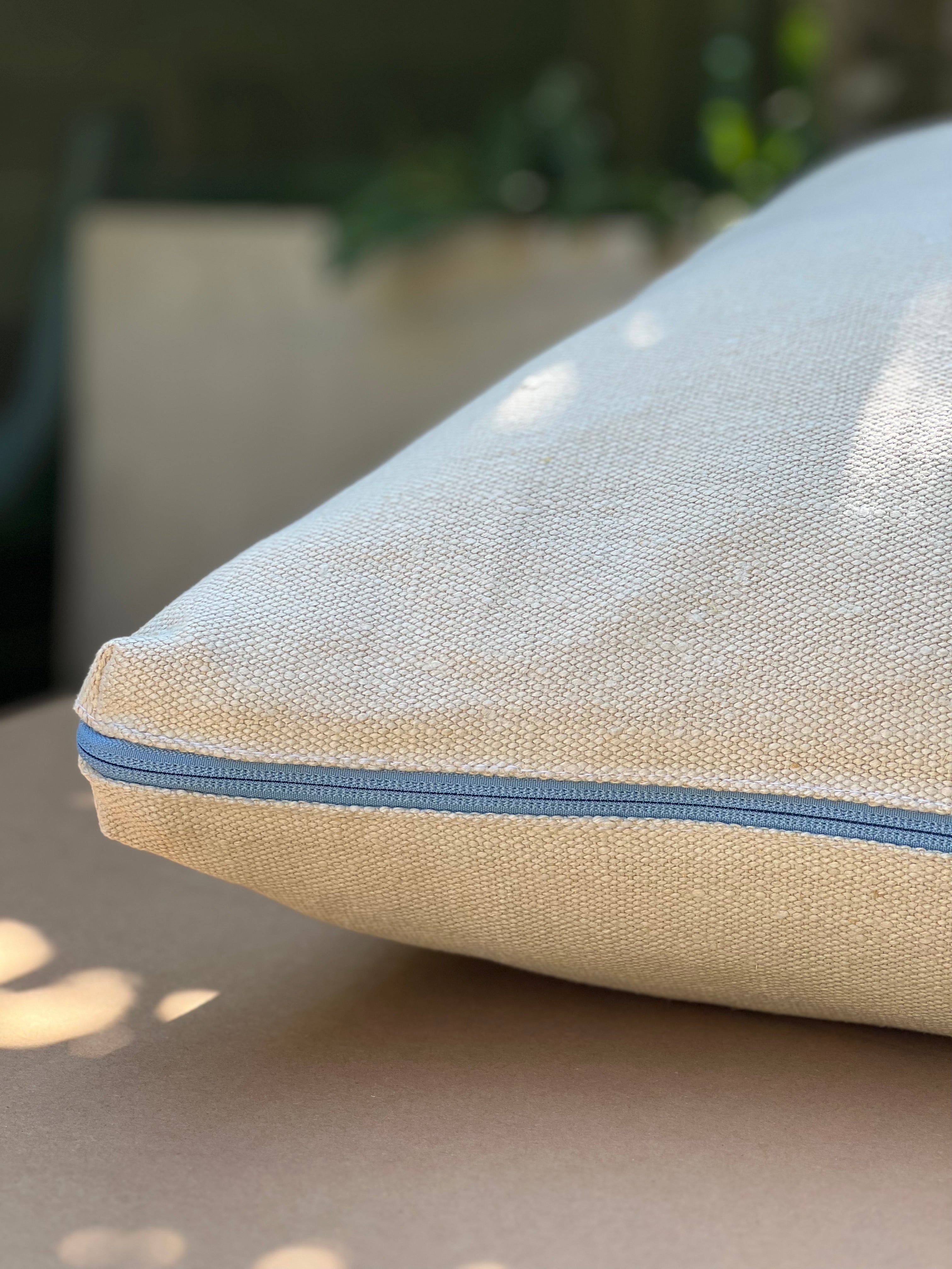 Nachhaltiges Hundekissen mit GOLS-zertifizierten Latexflocken – ideal für empfindliche Hunde mit Gelenkproblemen.