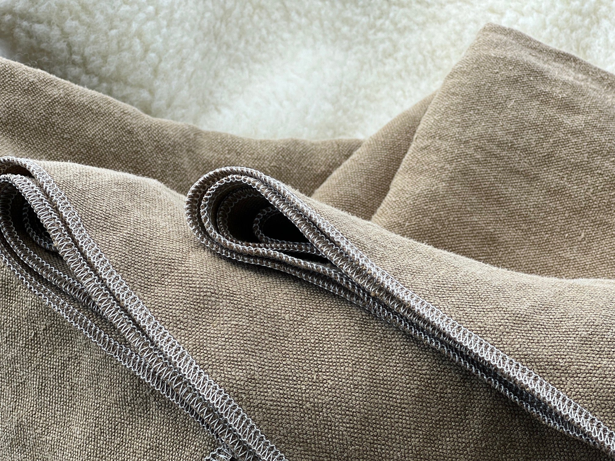 Detail Hanfgewebe – atmungsaktive Hundedecke für unterwegs Allzweckli