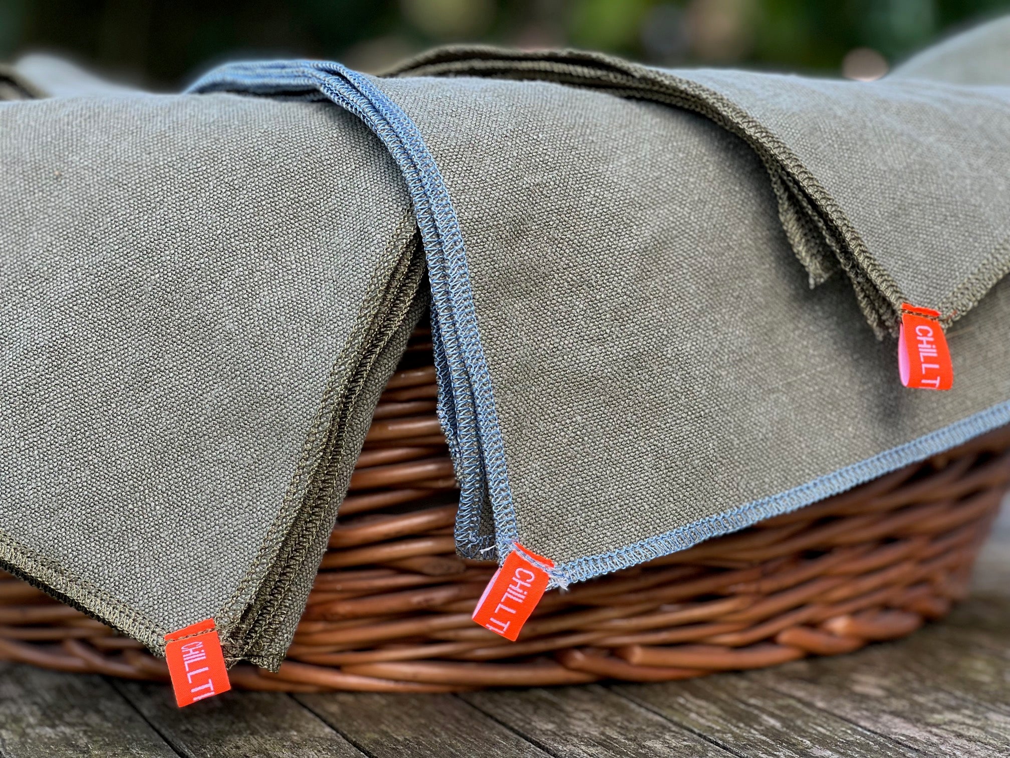 Robuste Hundedecke für unterwegs in Grün mit blauem Rand aus Bio-Hanf.