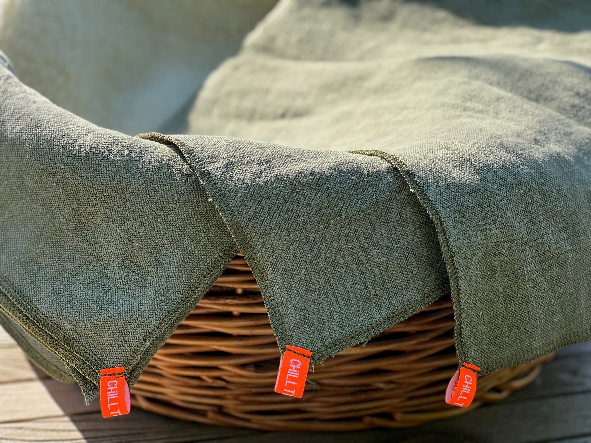 Natürliche Hundedecke für unterwegs in Grün aus Bio-Hanf.