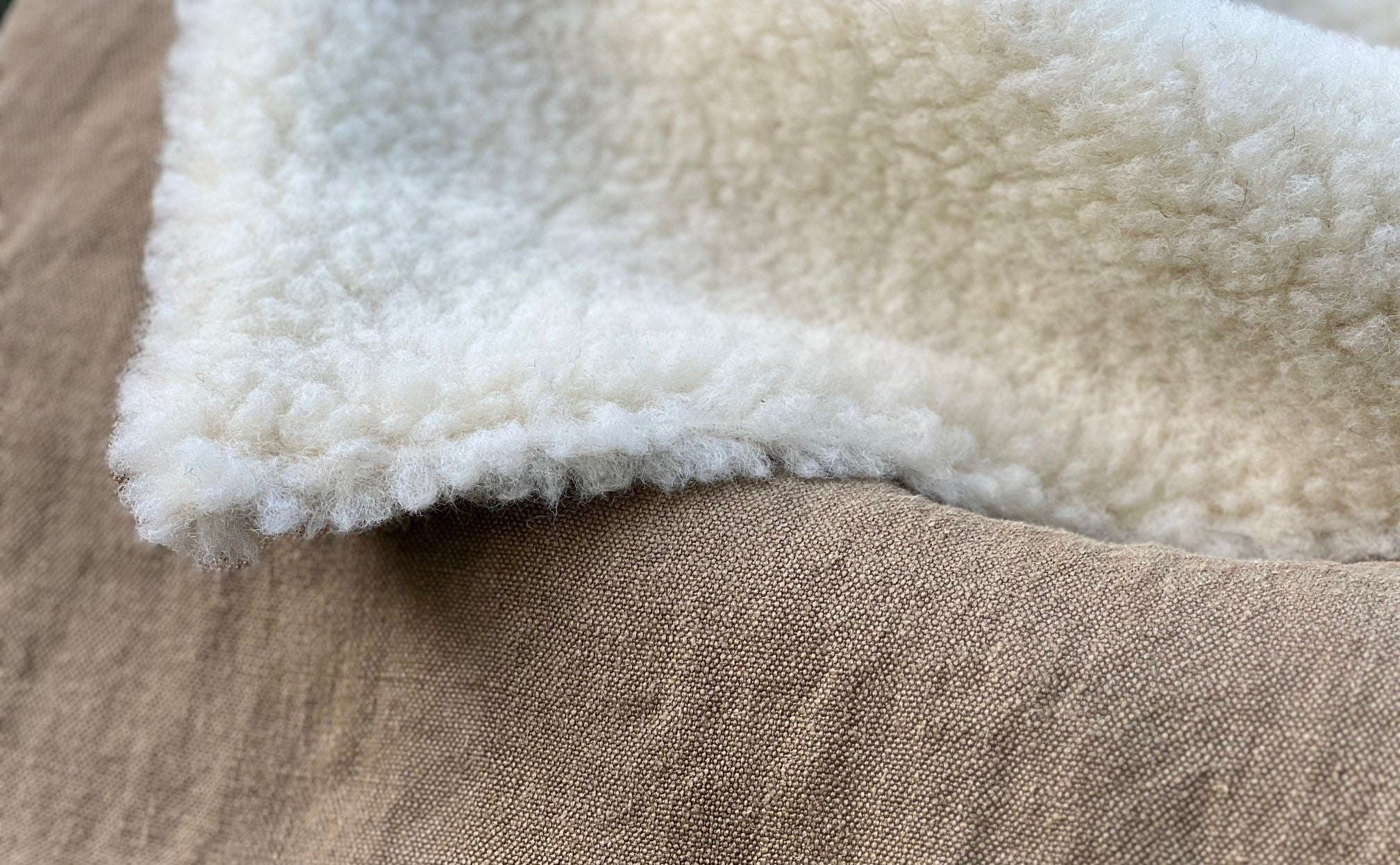 Nahaufnahme der Hundedecke MääähMobil aus Schafwolle und braunem Bio-Hanf