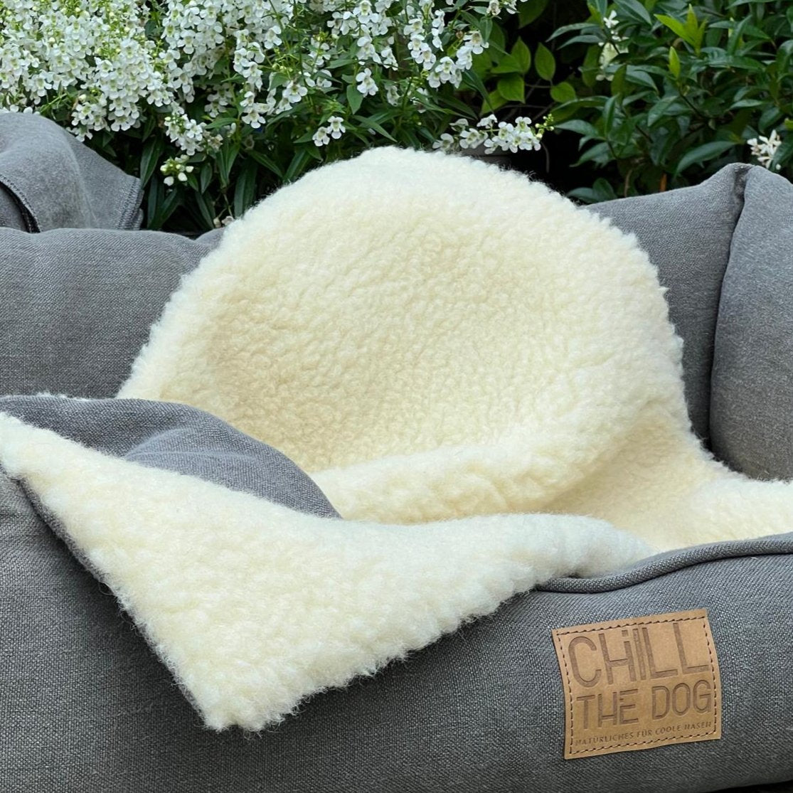 Gefaltete graue Variante der Hundedecke für unterwegs aus Bio-Hanf.