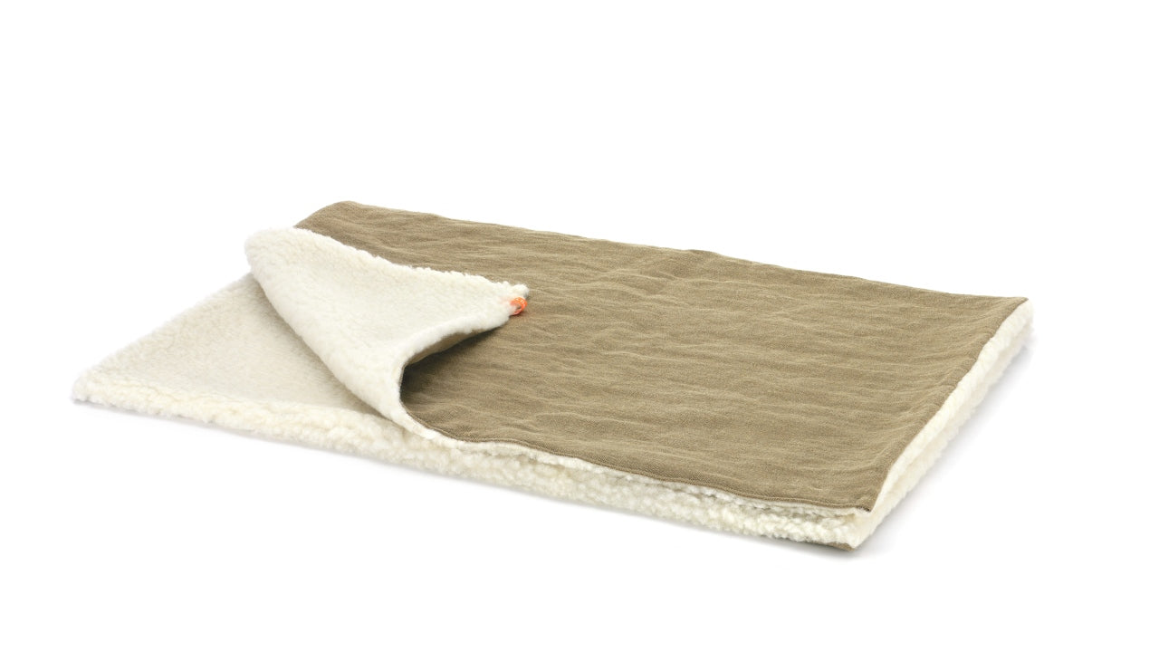 Aufgeklappte Hundedecke für unterwegs mit Schafwolle nach oben