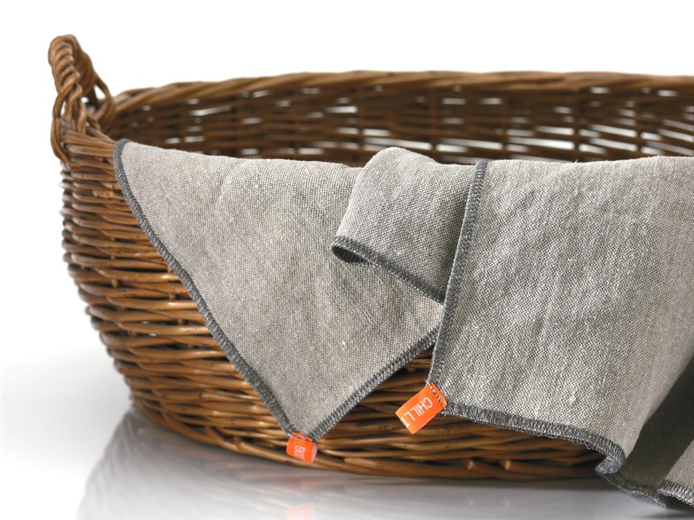Hundedecke für unterwegs Allzweckli aus Bio-Hanf im Korb – natürliche Liegefläche
