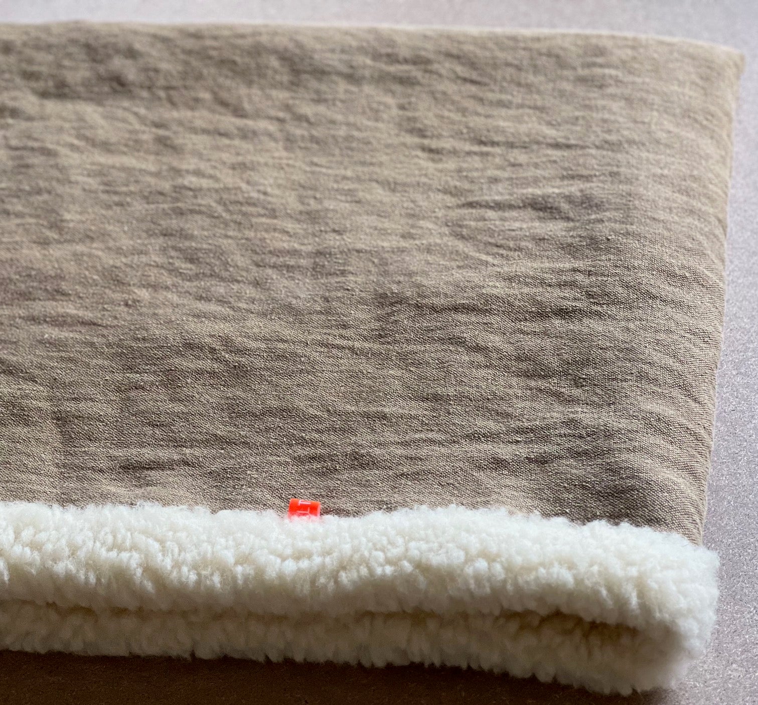 Sommerseite der Hundehöhle. Temperaturausgleichender Bio-Hanf und Schafwolle.