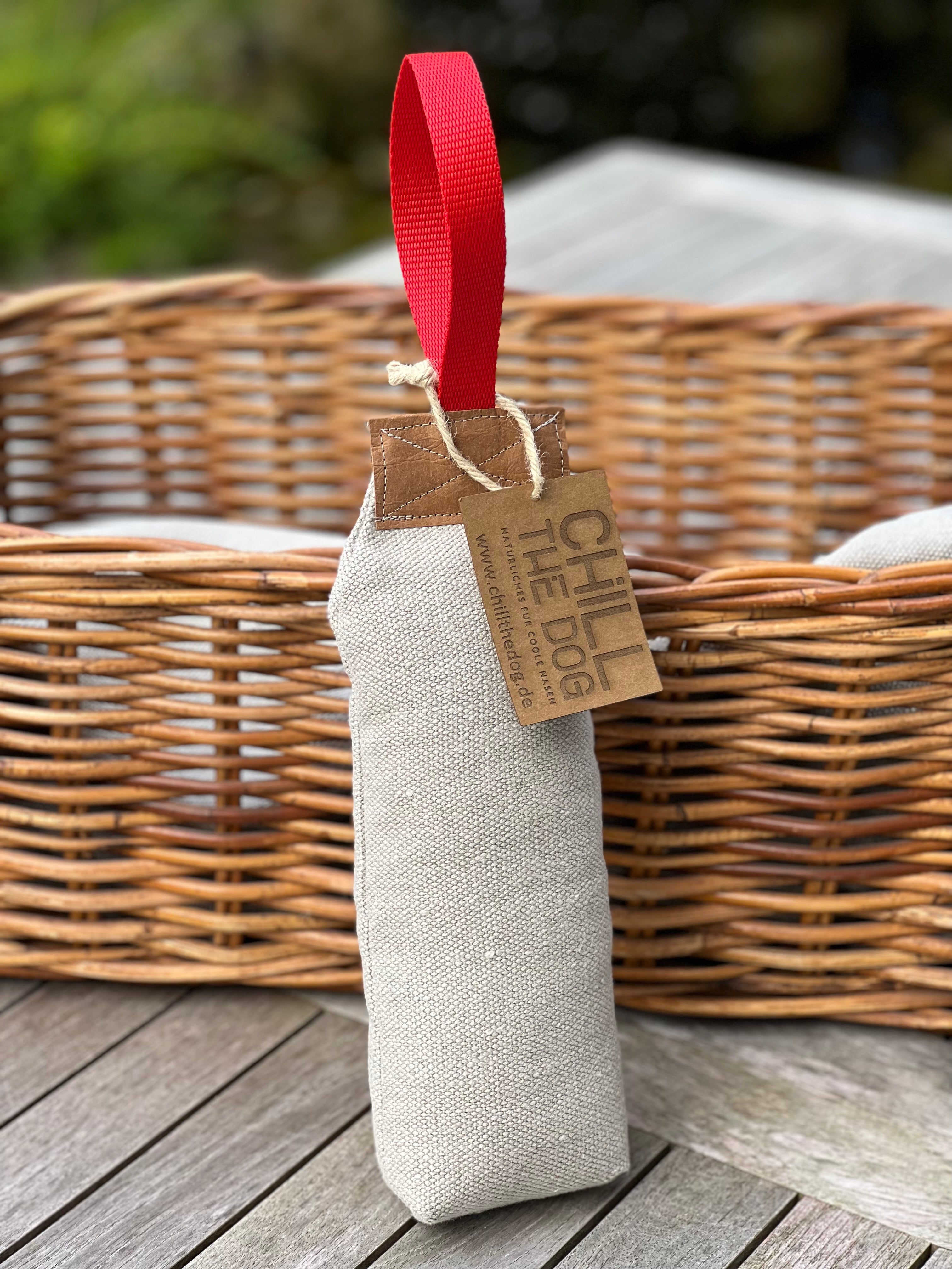 Apportierdummy beige/rot. 100 % Bio-Hanf gefüllt mit Schafwolle