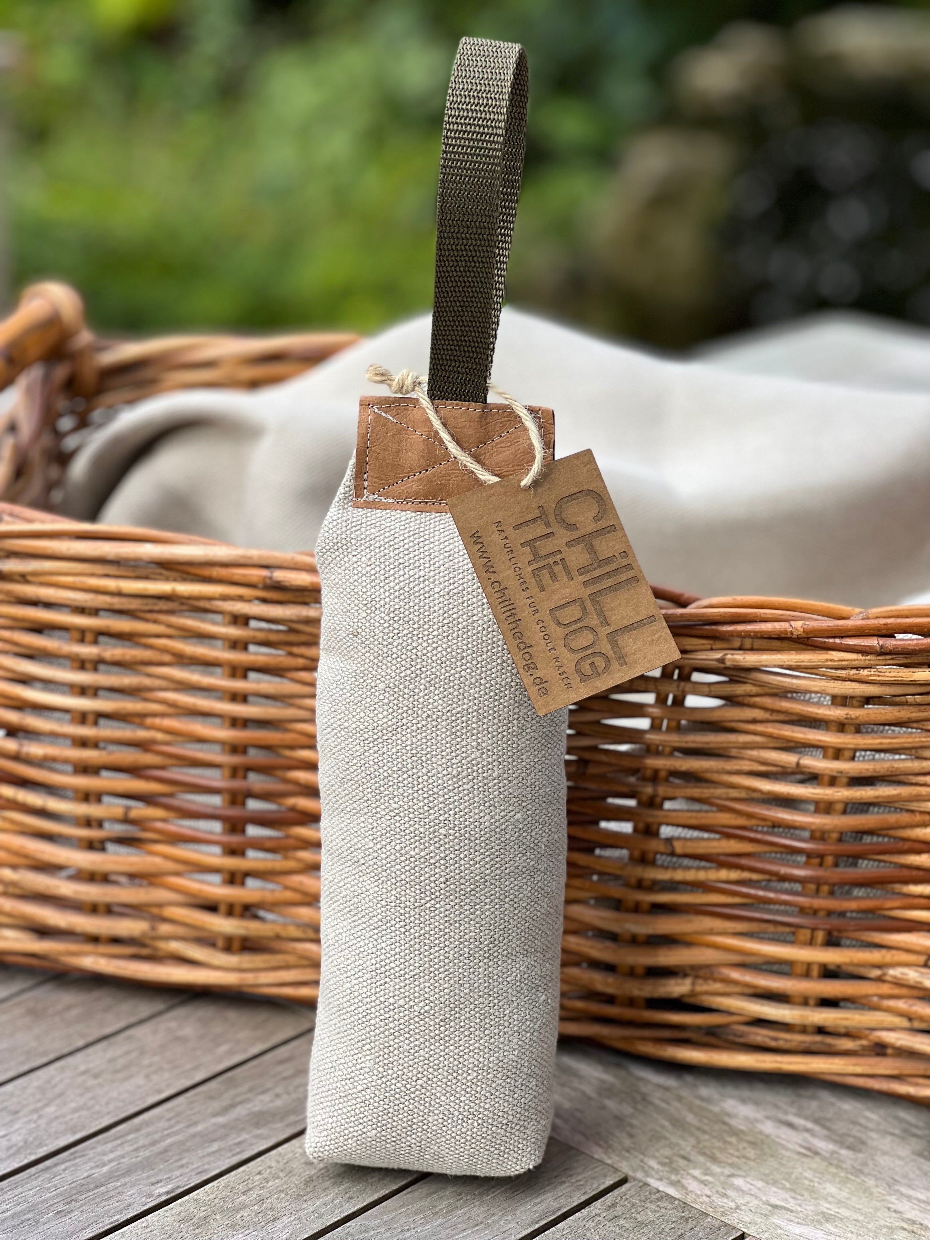 Apportierdummy in Beige mit Grüner Schlaufe. Natürlicher Bio-Hanf gefüllt mit Schafwolle.