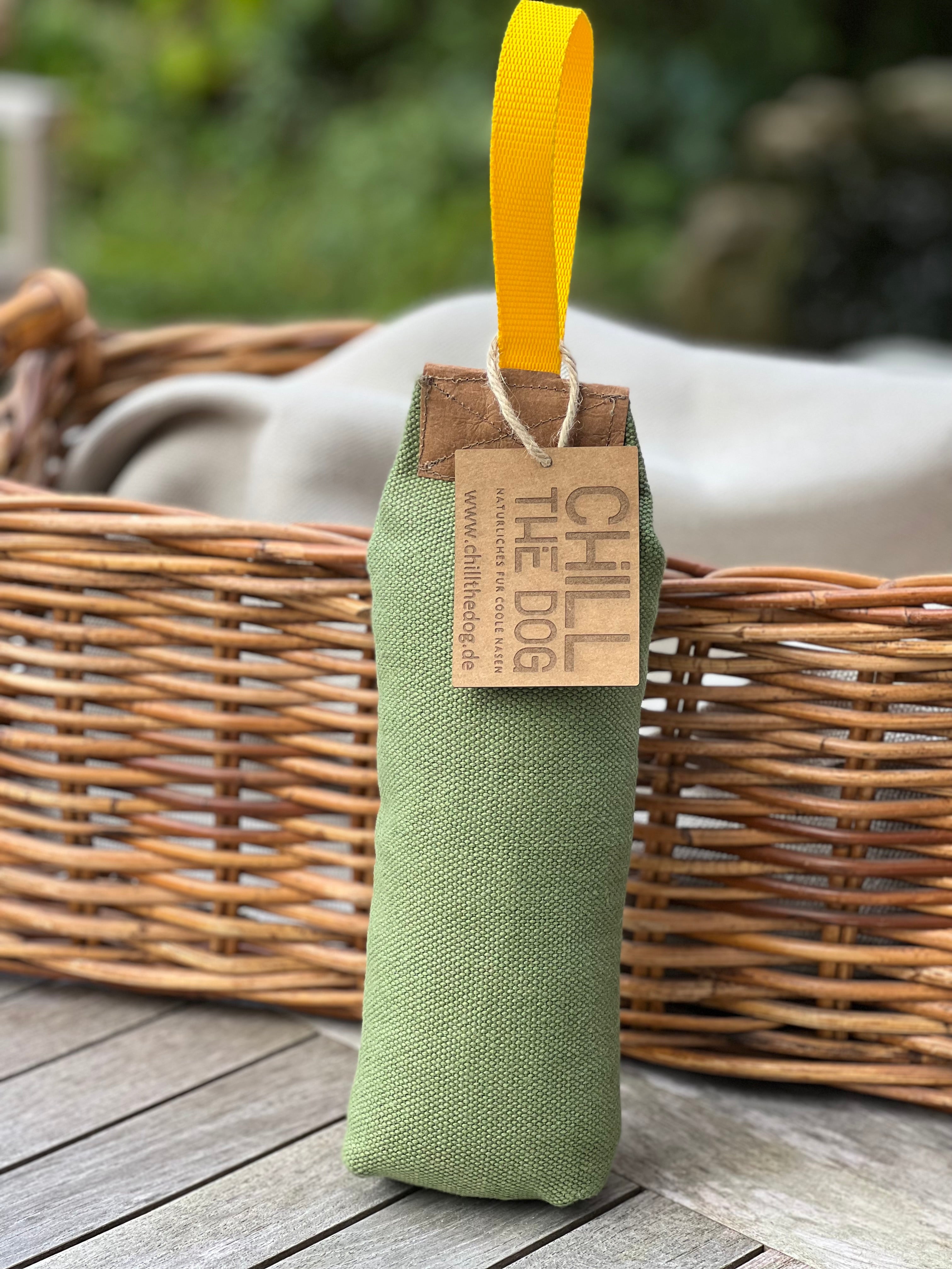 Dummy Hund. Farbe Grün mit gelber Schlaufe. Natürlicher Bio-Hanf Stoff gefüllt mit Schafwolle aus Deutschland.
