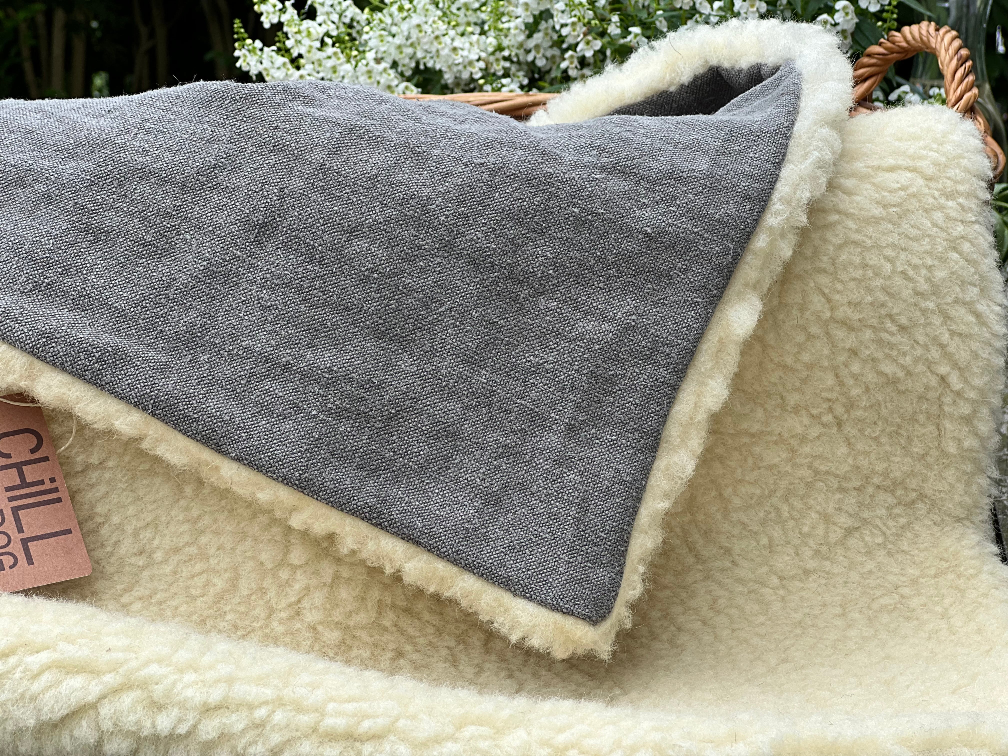 Gefaltete graue Bio-Hanf Hundedecke für unterwegs – CHILL THE DOG Label, Schafwollfutter sichtbar
