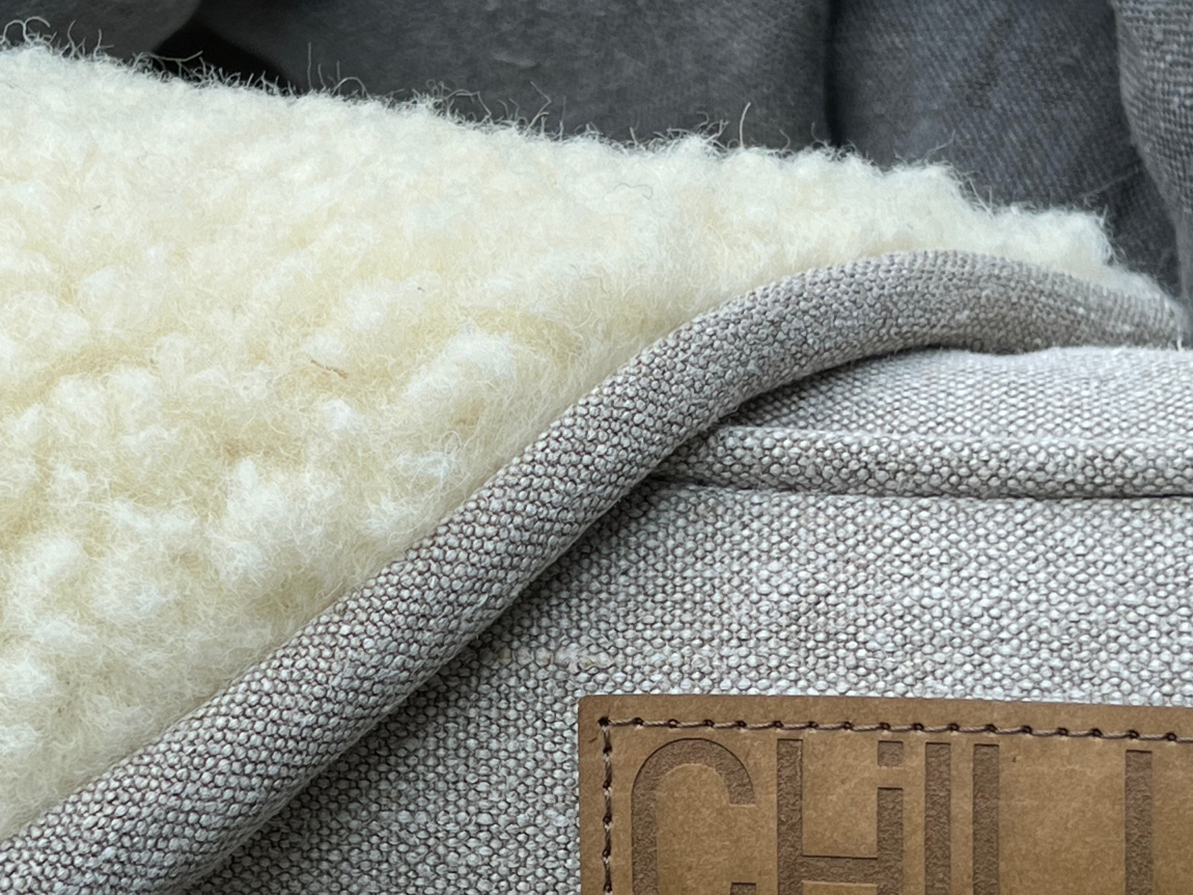 Hundedecke für unterwegs und Zuhause. Farbe Beige. Zur Abdeckung im Hundebett, auf dem Sofa oder auf Reisen im Wohnmobil.