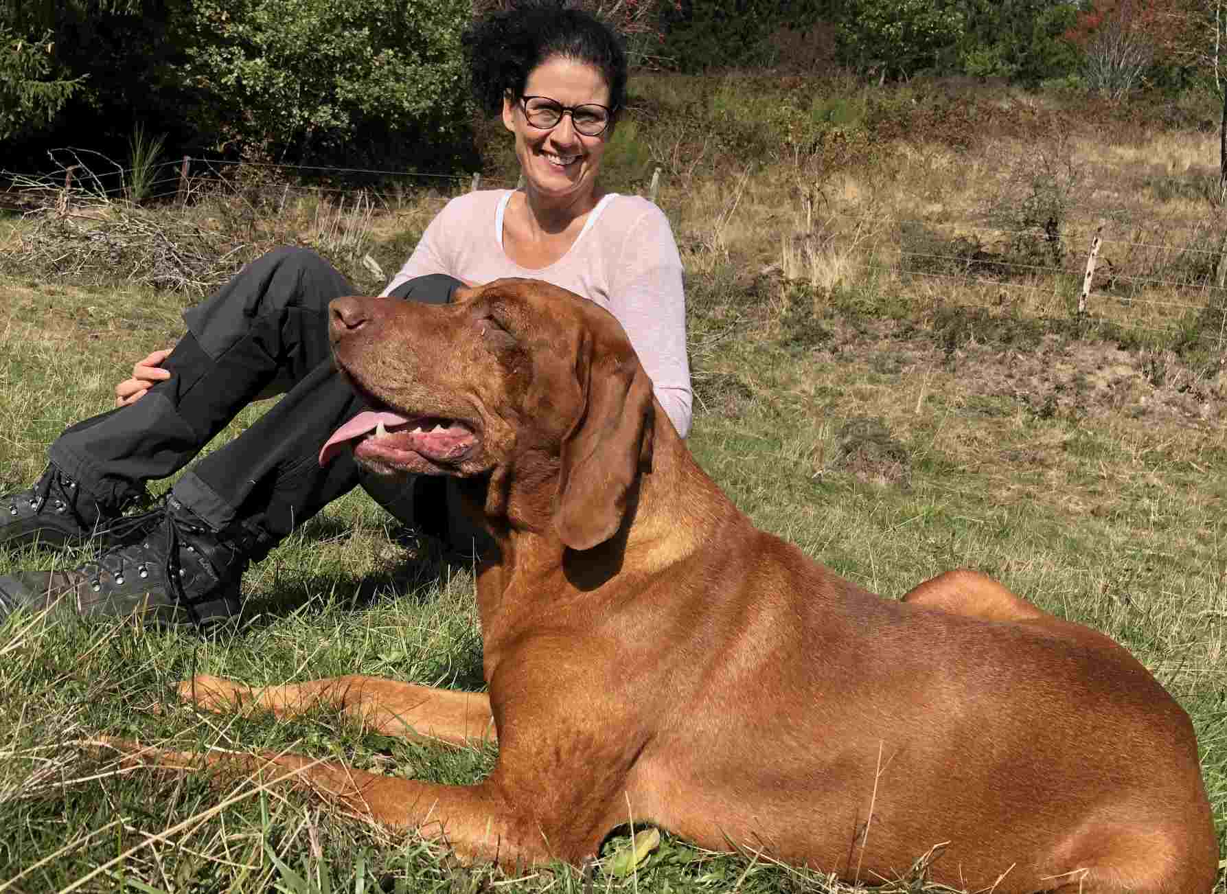 Gründerin mit Hund Leo auf der Wiese – die Entstehung der orthopädischen Hundematte