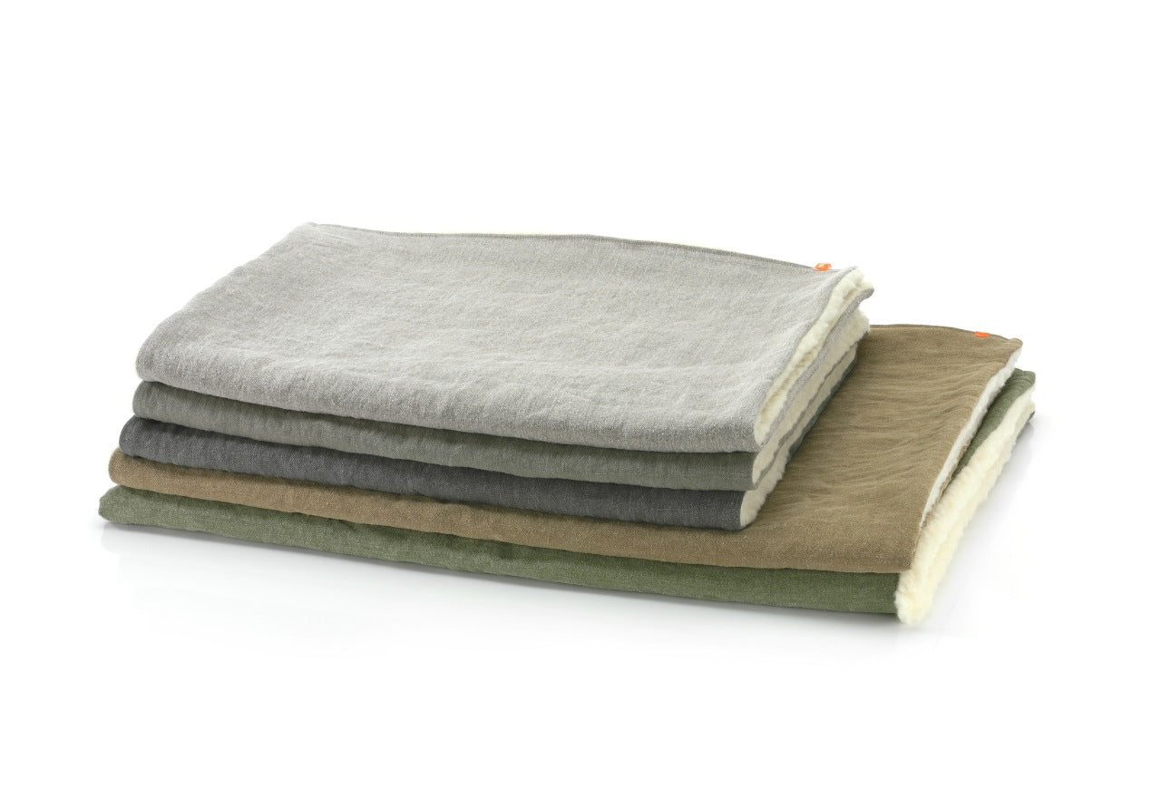 Gefaltete Hundedecke für unterwegs, Hanf unten, Wolle oben