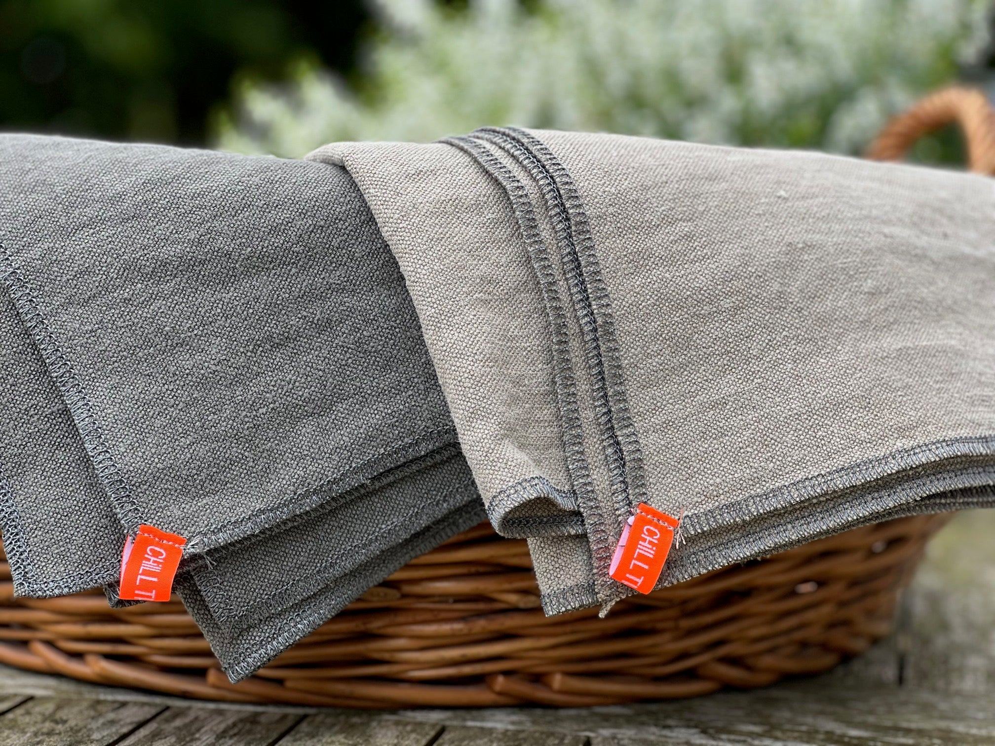 CHILL THE DOG® Hundedecke Allzweckli in Grau und Beige aus robustem, natürlichem Hanf – vielseitig einsetzbar, waschbar bei 60°C und von Natur aus milbenhemmend