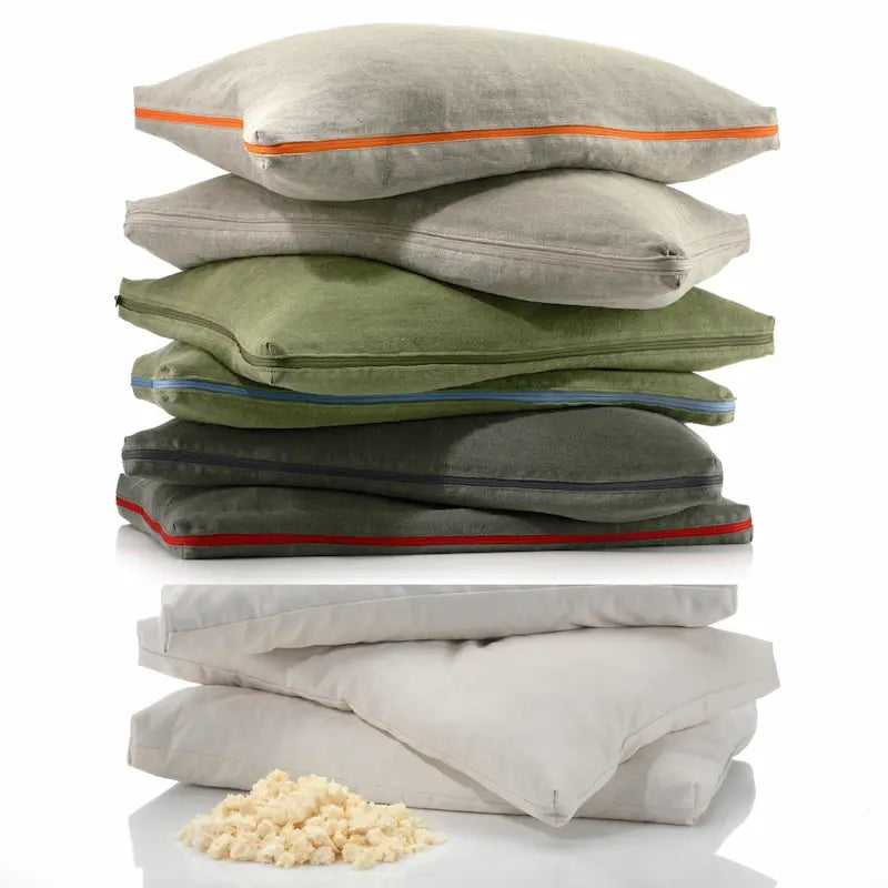 Hundekissen aus Bio-Hanf in verschiedenen Farben – Beige, Grün, Graphit – gefüllt mit GOLS-zertifizierten Latexflocken – für eine gleichmäßige Druckverteilung und Unterstützung bei Gelenkproblemen und Liegeschwielen.