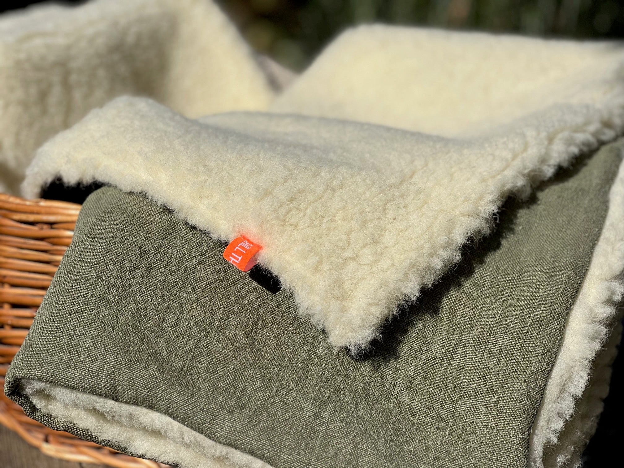 Hundedecke für unterwegs in einem Hundekorb, Label sichtbar