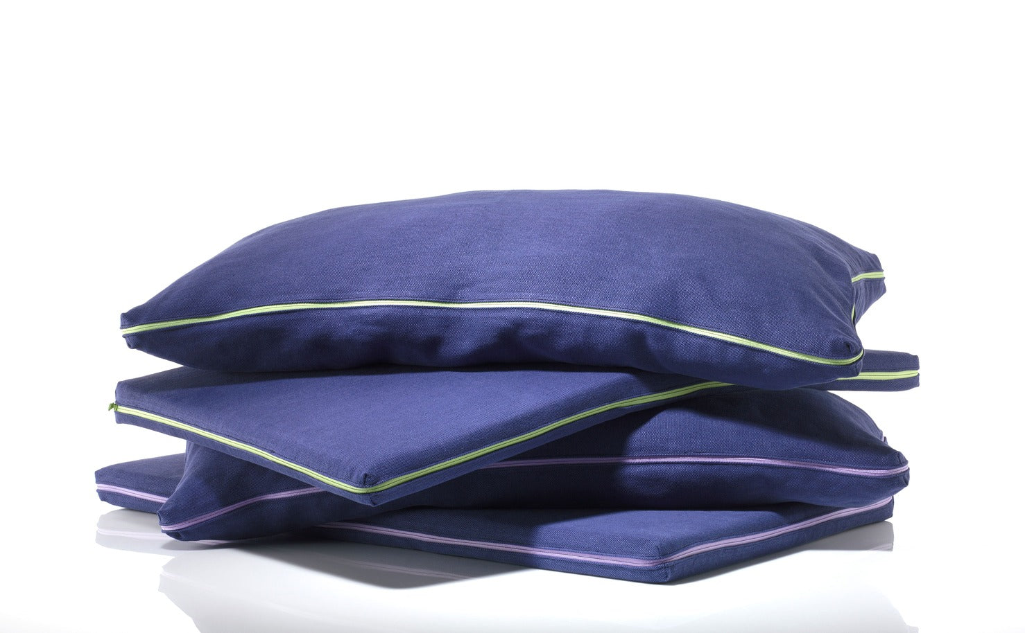 Hundematten und Hundekissen aus blau-lila Bio-Hanfstoff – robust, pflegeleicht und in mehreren Größen verfügbar