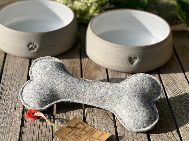 Nachhaltiges Hundespielzeug aus Schafwolle Hundeknochen Knusperwolle grau