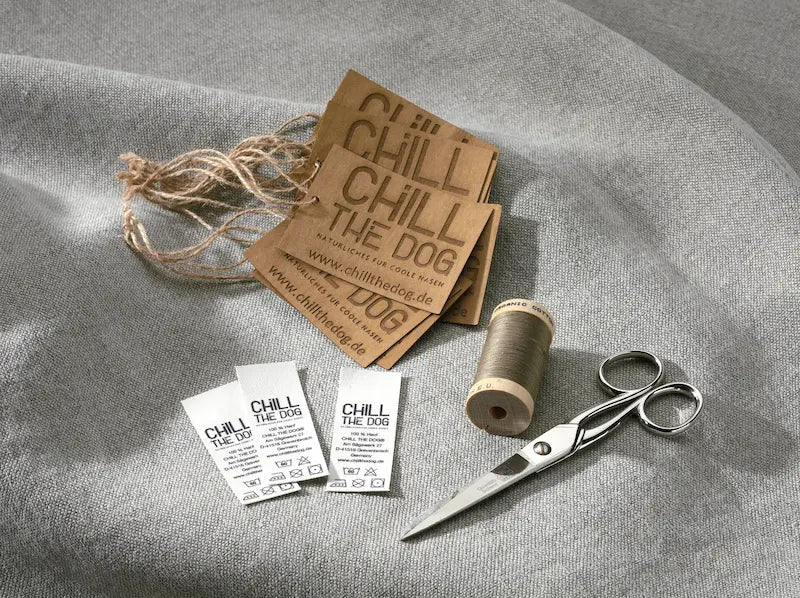 Handgefertigte Hundebetten aus natürlichem Hanf – Etiketten, Hangtags und Nähzubehör zeigen die sorgfältige Verarbeitung made in Germany - CHILL THE DOG®