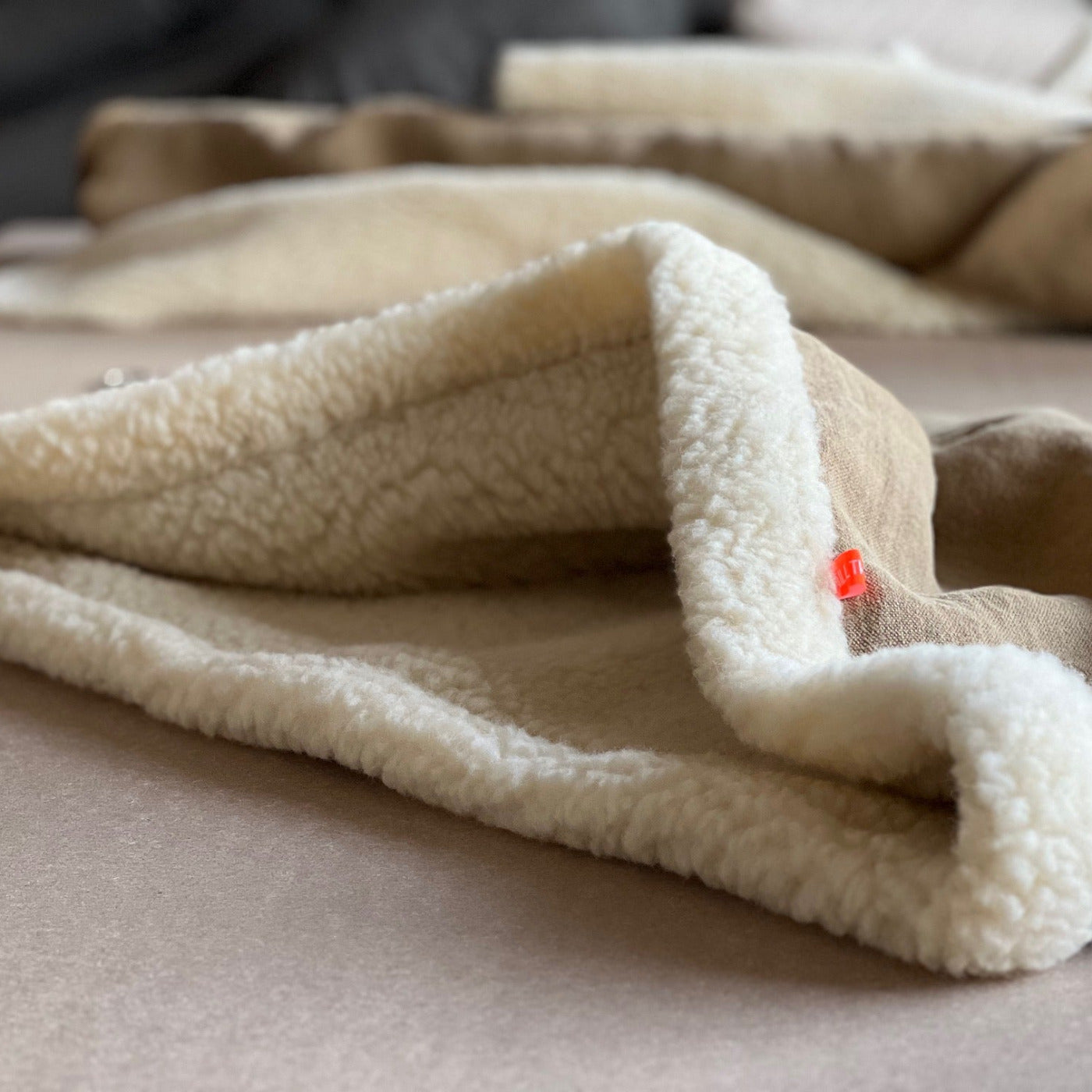 Kaufberatung für Hundehöhle und Hundeschlafsack für kleine Hunde